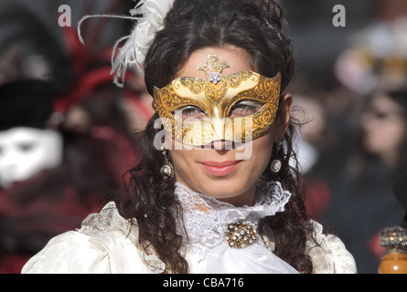 Il partecipante non identificato usura tradizionale maschera e costume durante il famoso carnevale veneziano. Foto Stock