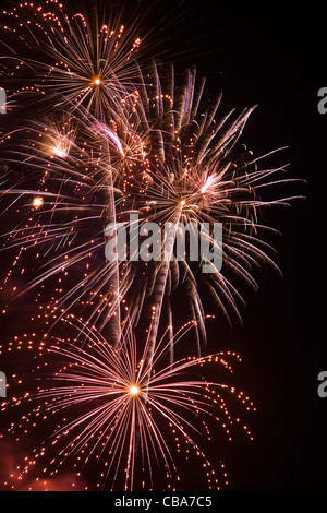 Belli i colori e la luce scintillante di rosso fuochi d'artificio Foto Stock