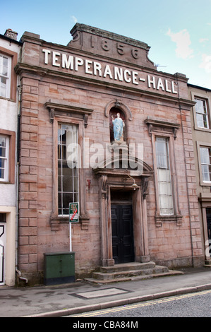 La temperanza Hall (1856) con la statua di 'Temperanza', Kirkby Stephen, Cumbria, Inghilterra Foto Stock