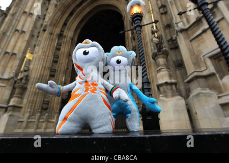 20 11 2010 Anteprima sui Giochi Olimpici di Londra 2012 immagine mostra la mascotte e Mandeville di fronte all'Abbazia di Westminster Foto Stock