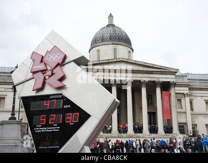 13.4. 2011. Londra si prepara per le Olimpiadi del 2012. Giochi di orologio per il conto alla rovescia a Trafalgar Square per regalarti il 471 giorni Foto Stock