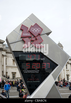 13.4. 2011. Londra si prepara per le Olimpiadi del 2012. Giochi di orologio per il conto alla rovescia a Trafalgar Square per regalarti il 471 giorni Foto Stock