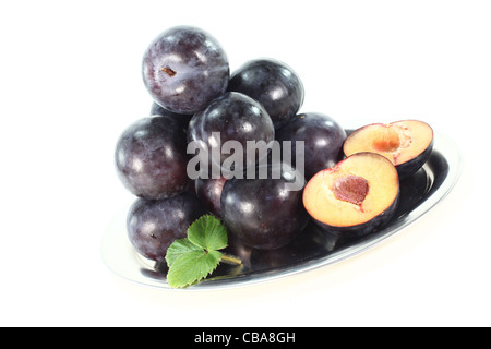 Prugne fresche con foglie su un piatto d argento Foto Stock