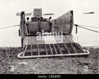 A WW11 landing craft a terra sulla spiaggia Foto Stock