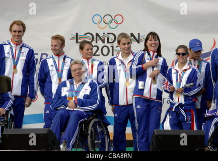 18 ottobre 2004: i membri della British team paralimpico di durante la parata degli eroi a Londra per il British Olympic e Paralym Foto Stock