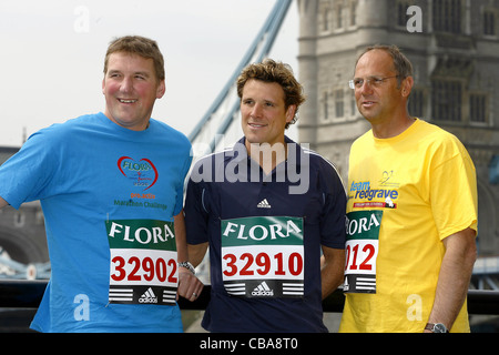 06.12.2011 steve redgrave matthew pinsent james cracknell visto accanto il Tower Bridge di Londra per la Flora London marathon run Foto Stock