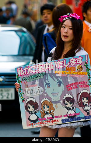 Ragazza giapponese vestita da cameriera la promozione "aiuto cafe' a Tokyo Giappone Foto Stock