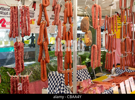 Salsicce appeso in una fase di stallo ad un mercato tradizionale per prodotti locali nella città di Veere - Walcheren, Zeeland, Paesi Bassi Foto Stock