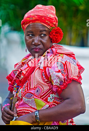 Donna Palenquera vendere fruts a Cartagena, Colombia Foto Stock