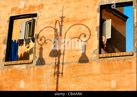 Il lavaggio appesi da finestra, Roma, Italia Foto Stock