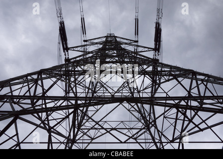 Sillouette di pilone dell imposta contro un cielo nuvoloso Foto Stock