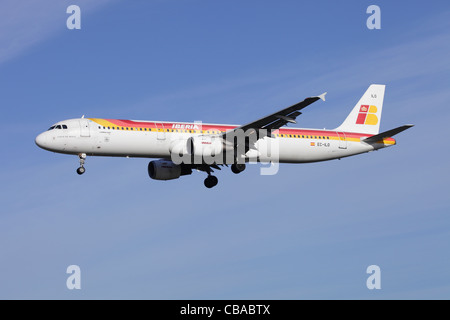 Iberia Airbus A321-211 CE-OIL sulla approccio per Heathrow Foto Stock
