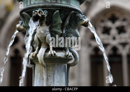 Spruzzi d'acqua dal doccione bocche presso il St Martin fontana in Utrecht, Paesi Bassi. Foto Stock