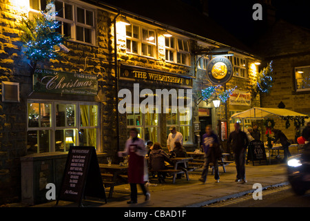 Bakewell un Peak District villaggio nel Derbyshire durante il Natale interruttore luce on Foto Stock