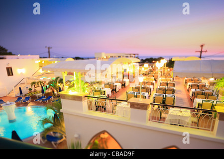 Ristorante greco con il tramonto del sole Foto Stock