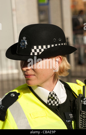 Poliziotta sul dazio in Tottenham High Road 56 ore dopo il Tottenham tumulti in agosto 2011. Foto Stock