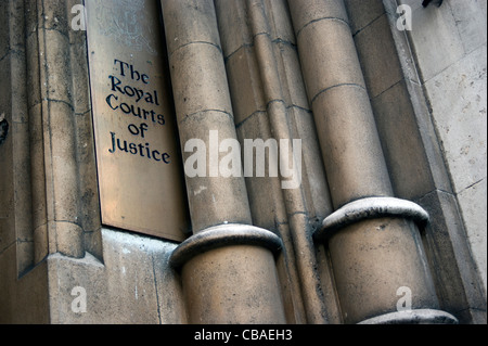 Colonne presso l'entrata posteriore della Royal Courts of Justice, Strand London WC2 Foto Stock