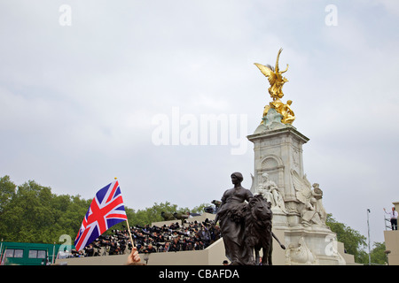 World press fotografi Vittoria Alata monumento fuori Buckingham Palace, il principe William Kate Middleton matrimonio Londra Foto Stock