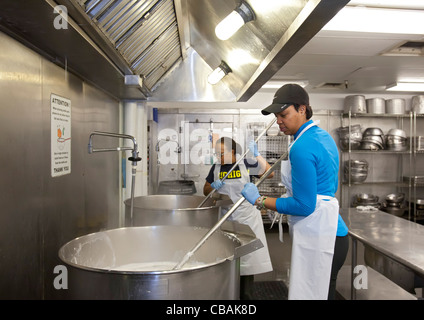 I volontari di preparare i pasti per agenzie di Servizio Sociale a DC cucina centrale Foto Stock