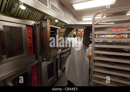 I volontari di preparare i pasti per agenzie di Servizio Sociale a DC cucina centrale Foto Stock