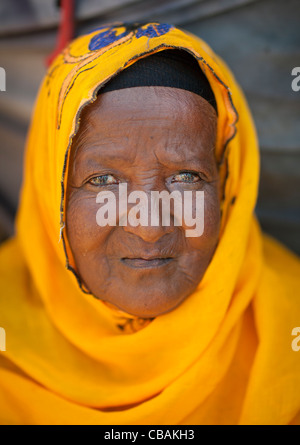 Un ritratto di un vecchio nero Signora vestita indossando Vivid giallo velo sul capo Hargeisa Somaliland Foto Stock
