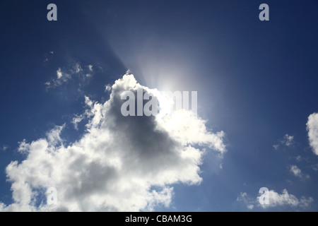 Raggi di sole da sole dietro le nuvole nel Pacifico del Sud Foto Stock