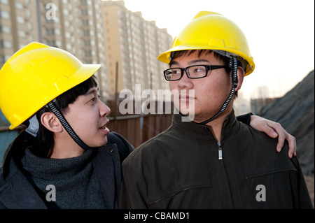 Lavoratori edili in chat Foto Stock