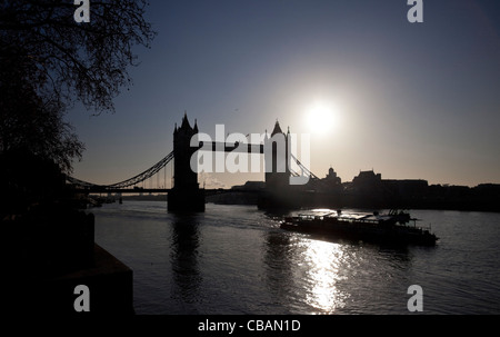 Silhouette of Tower Bridge, Londra, Inghilterra, Regno Unito. Foto Stock