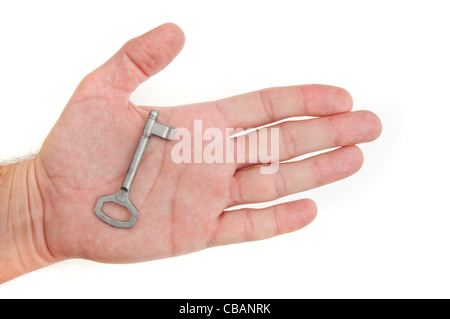 Maschio lato tenendo premuto un tasto per la casa, l'immagine viene presa su uno sfondo bianco. Foto Stock