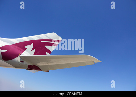 Il Qatar aereo di linea tailfin all aeroporto internazionale di Doha, Qatar, Medio Oriente Foto Stock