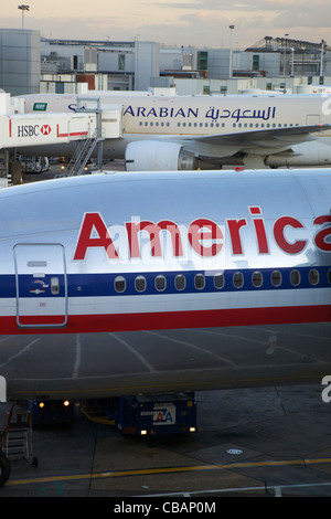 Americani e Arabian Airlines aeromobili parcheggiati in stand all'aeroporto di Heathrow di Londra, Regno Unito, Regno Unito, GB Gran Bretagna, Brit Foto Stock