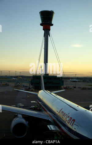 American Airlines aeromobili parcheggiati in stand all'aeroporto di Heathrow di Londra, Regno Unito, Regno Unito, GB Gran Bretagna, Isole britanniche Foto Stock