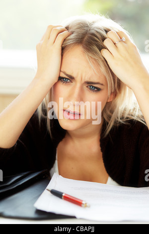 La donna ha sottolineato in office Foto Stock