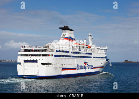Brittany Ferries traghetto passeggeri fuori a vela di St Malo porto, Francia Foto Stock