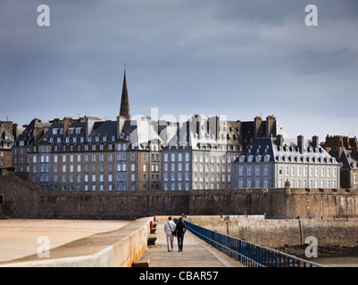 St Malo o Saint Malo, Brittany, Francia dal porto di pareti Foto Stock