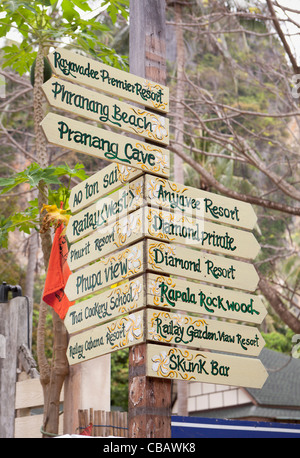 Indicazioni per varie destinazioni in Railey, Thailandia Foto Stock
