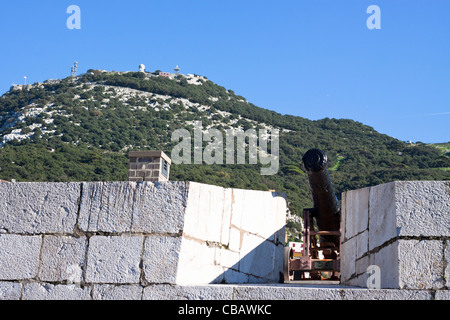 Roccia di Gibilterra e la fortificazione con il cannone. Foto Stock