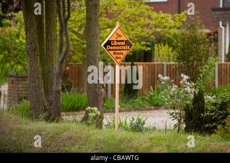 Gruppo del Partito europeo dei liberali democratici di segno. La promozione di partito per le elezioni 2011. North Walsham, Norfolk. Foto Stock