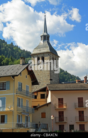 Edifici del villaggio di Beaufort (Beaufort Sur Doron), Savoie, Francia, sulle Alpi francesi, inclusi St Maxime Chiesa Foto Stock