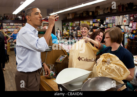 Il presidente Barack Obama ferma per un soft drink durante una visita a montante archivio generale Ottobre 17, 2011 in Boone, NC. Obama ha fermato su American Jobs Act bus tour. Foto Stock