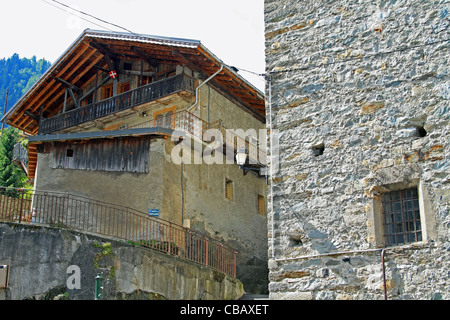 Edifici del villaggio di Beaufort (Beaufort Sur Doron), Savoie, Francia, sulle Alpi francesi Foto Stock