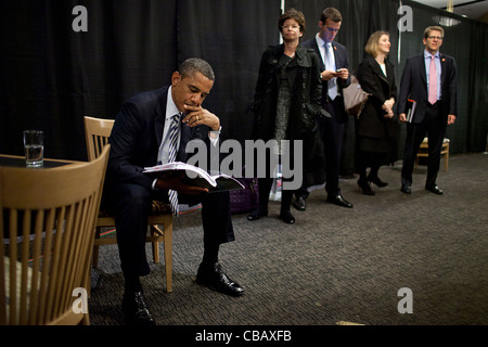 Il presidente Barack Obama attende con lo staff dietro le quinte prima di un evento presso il Pepsi Center di Denver, Colo., 25 ottobre 2011. Foto Stock