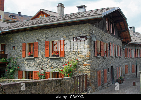 Vista di una strada posteriore in Megeve, Alta Savoia, Francia, sulle Alpi francesi Foto Stock