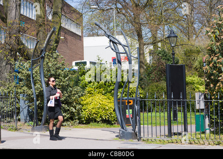 Cancello di ingresso nel parco Houndwell da Hannover edifici, Southampton, Hampshire, Inghilterra, Regno Unito Foto Stock