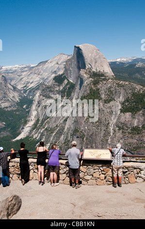 Turisti e mezza cupola dal punto ghiacciaio pietra in granito del Parco Nazionale Yosemite in California Foto Stock