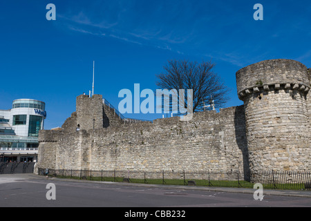 WestQuay Shopping Mall con Arundel e Prince Edward o Catchcold torri, Southampton, Hampshire, Inghilterra, Regno Unito Foto Stock