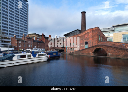 Il Gas Canal Street Basin parte del Birmingham-Worcester Canal, il centro della città di Birmingham, Inghilterra, Regno Unito Foto Stock