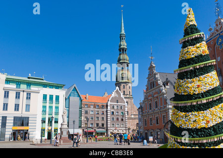La guglia della chiesa di St Peter, Casa delle Teste Nere, 500 giubileo albero di Natale, la Town Hall Square, Riga, Lettonia Foto Stock