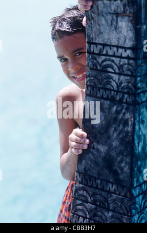 Isole di Cook, Kūki 'Āirani, Oceano Pacifico del Sud, Aitutaki, un piede Isola, ritratto di ragazzo sulla poppa Foto Stock