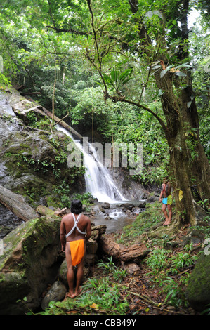 Embera indian uomini stavano in piedi su un Fiume Chagres cascate all'Embera Puru comunità indigena di Panama. Foto Stock